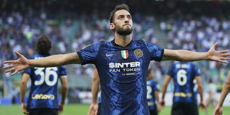 Hakan Çalhanoğlu, fotoğrafını izinsiz kullananlara 2,5 milyon liralık dava açtı