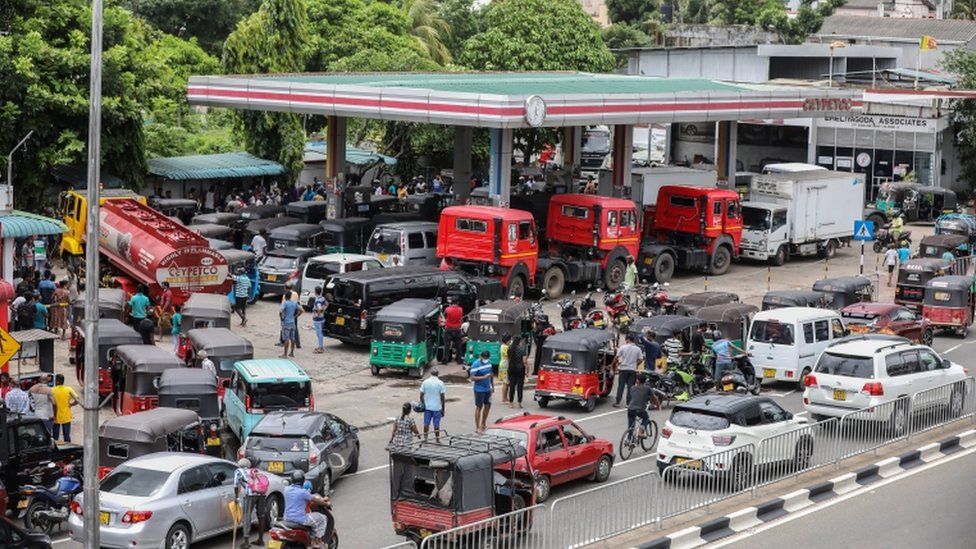 Hindistan Sri Lanka'ya 15 bin litre gaz yağı gönderdi