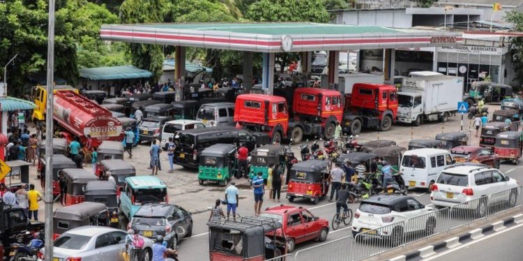 Hindistan Sri Lanka'ya 15 bin litre gaz yağı gönderdi