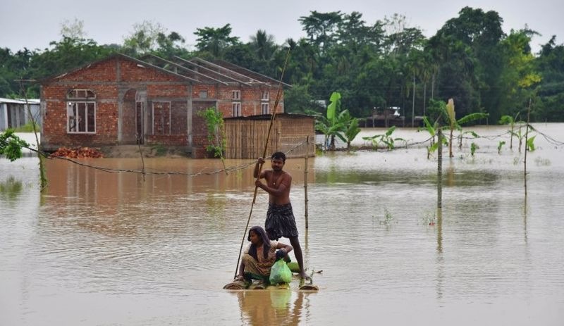 Hindistan ve Bangladeş'te sel, heyelan ve fırtına: En az 57  ölü