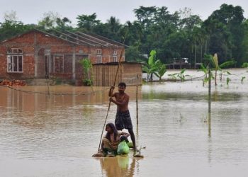 Hindistan ve Bangladeş'te sel, heyelan ve fırtına: En az 57  ölü
