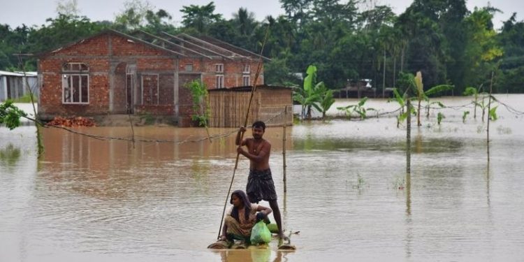 Hindistan ve Bangladeş'te sel, heyelan ve fırtına: En az 57  ölü
