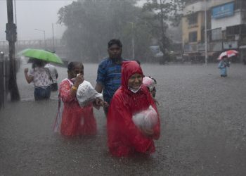 Hindistan ve Bangladeş'teki sel, heyelan ve fırtınalarda en az 57 kişi öldü