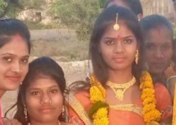 Hindistan'da düzenlenen toplu düğünde kız kardeşler yanlış damatla evlendi