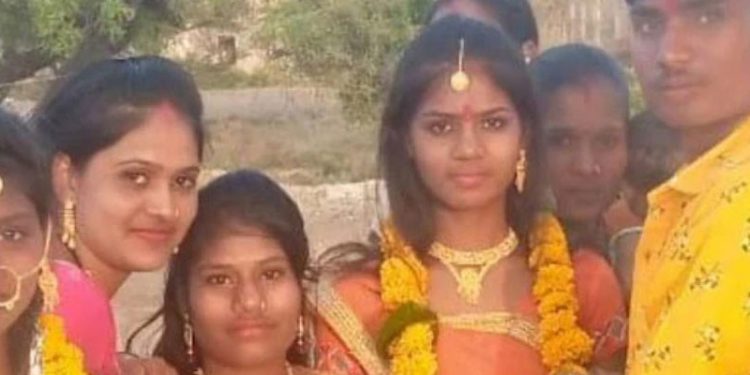 Hindistan'da düzenlenen toplu düğünde kız kardeşler yanlış damatla evlendi