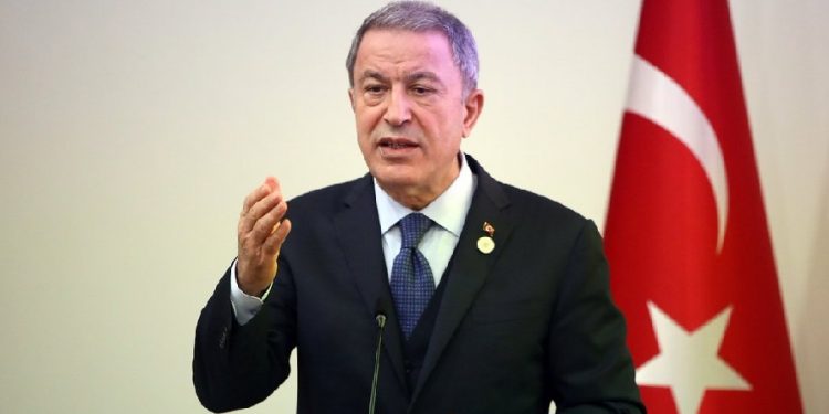 Hulusi Akar: ‘Türkiye’deki Suriyelilerin gönüllü ve saygın dönüşleri için çabalıyoruz’