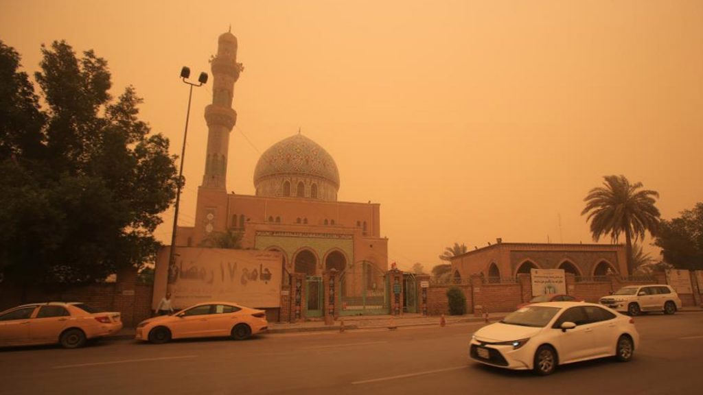 Irak’ta etkili olan kum fırtınası nedeniyle 400’den fazla kişi hastaneye kaldırıldı