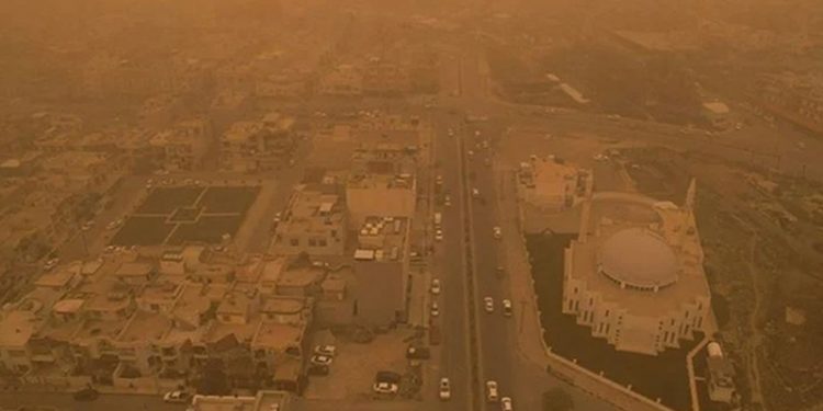 Irak'ta kum fırtınası: Ülke genelinde resmi tatil ilan edildi