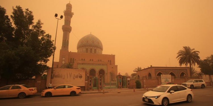 Irak’ta etkili olan kum fırtınası nedeniyle 400’den fazla kişi hastaneye kaldırıldı