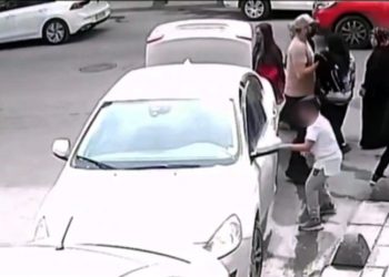 Kadınlar dikkat dağıttı, çocuk hırsızlık yaptı