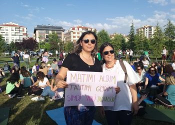Kadınlar ‘yoga yasağını’ deldi: Bu kez dövizleriyle geldiler