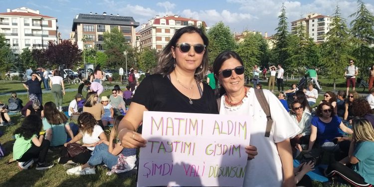 Kadınlar ‘yoga yasağını’ deldi: Bu kez dövizleriyle geldiler