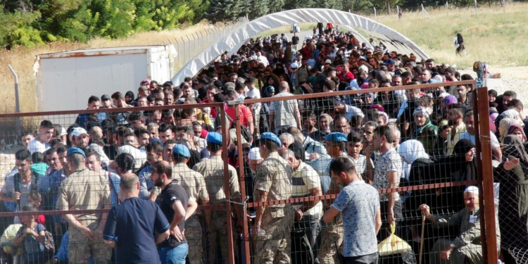 Karar yazarı Kahveci: Ülkesini düşünen kim sınırları yol geçen hanına çevirip yılda 400-500 bin yabancıya çalışma ve ikamet izni verir?