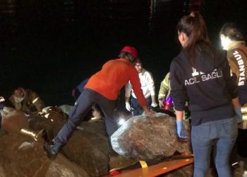 Kayaların arasına düşürdüğü kulaklığını almak isterken baş aşağı sıkıştı!