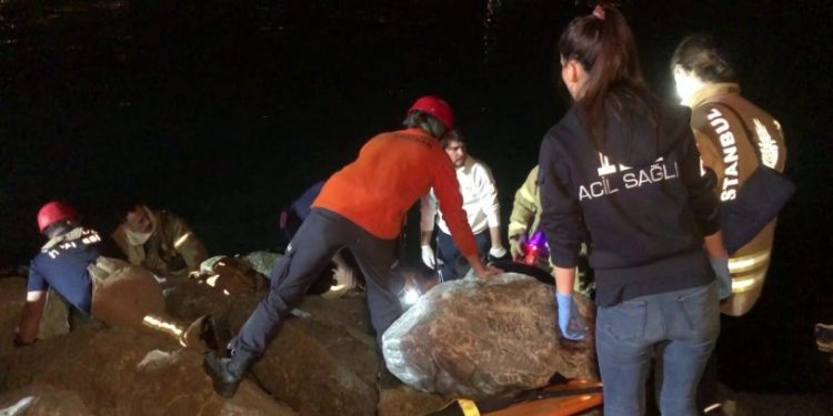 Kayaların arasına düşürdüğü kulaklığını almak isterken baş aşağı sıkıştı!