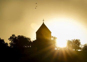 Kayyumlar, festivaller ve silinen tarih