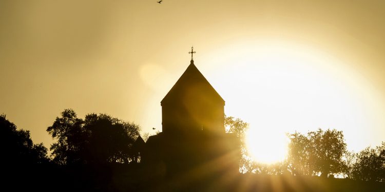 Kayyumlar, festivaller ve silinen tarih