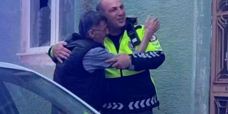 Kaza yapan alkollü sürücü trafik polisine sarılıp bayramlaştı