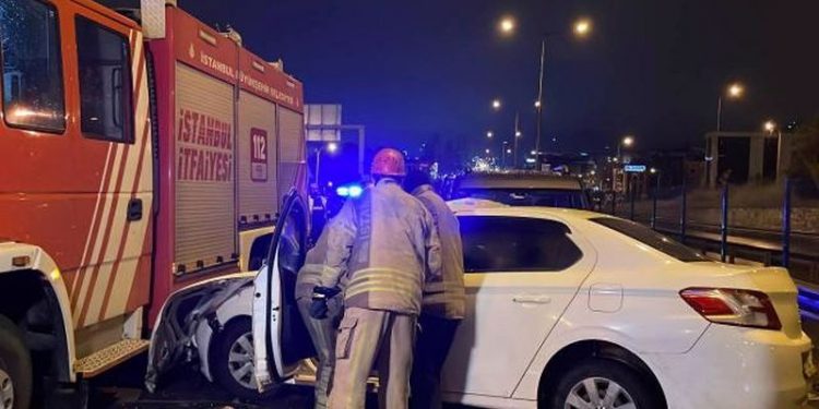 Kazaya müdahale eden itfaiye aracına otomobil çarptı: 4 yaralı
