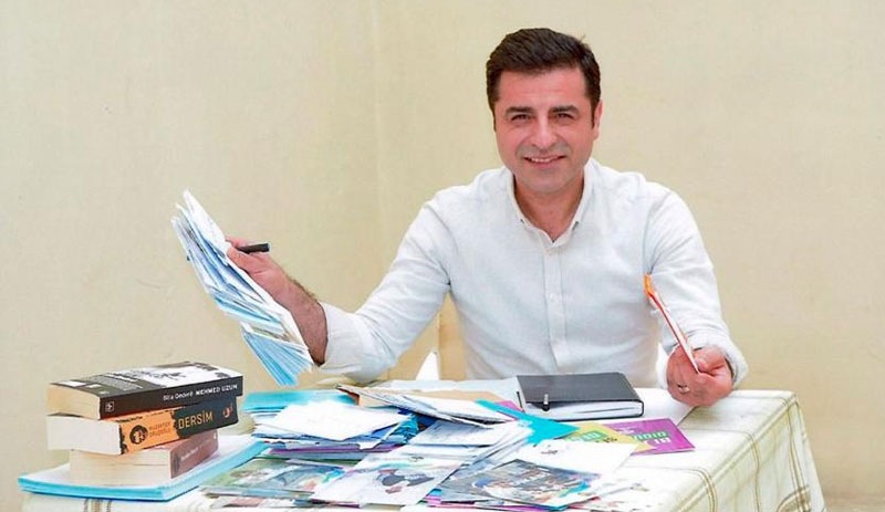 Kelepçeye direnen Demirtaş'tan polislere: Ya beni yaka paça indirirsiniz ya da takmazsınız