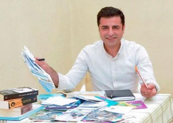 Kelepçeye direnen Demirtaş'tan polislere: Ya beni yaka paça indirirsiniz ya da takmazsınız