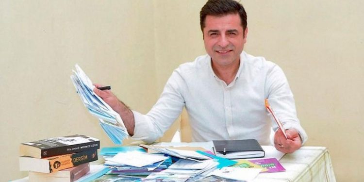 Kelepçeye direnen Demirtaş'tan polislere: Ya beni yaka paça indirirsiniz ya da takmazsınız