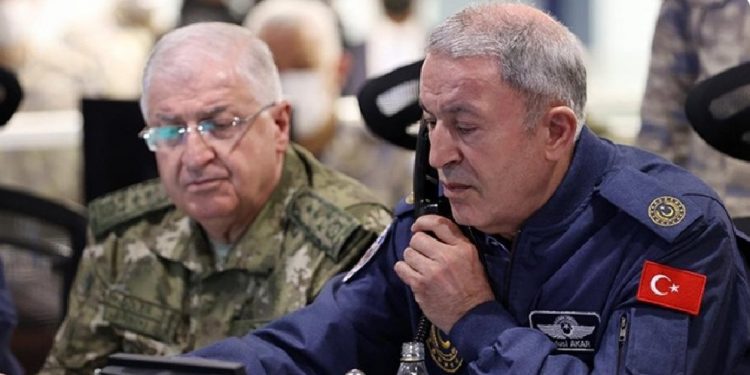 Kendine ‘bakan üniforması’ yaptıran Akar’a: Kanunen suç işliyor