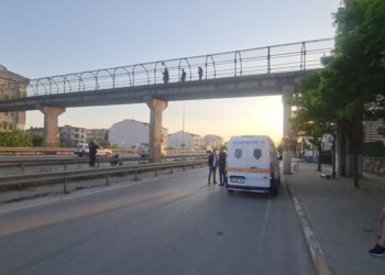 Kocaeli’de bir kişi, üst geçitte yürürken silahla vuruldu