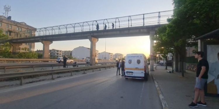 Kocaeli’de bir kişi, üst geçitte yürürken silahla vuruldu