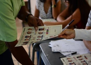 Kolombiya seçimlerinin ikinci turunda eski gerilla ile 'TikTok Kralı' yarışacak