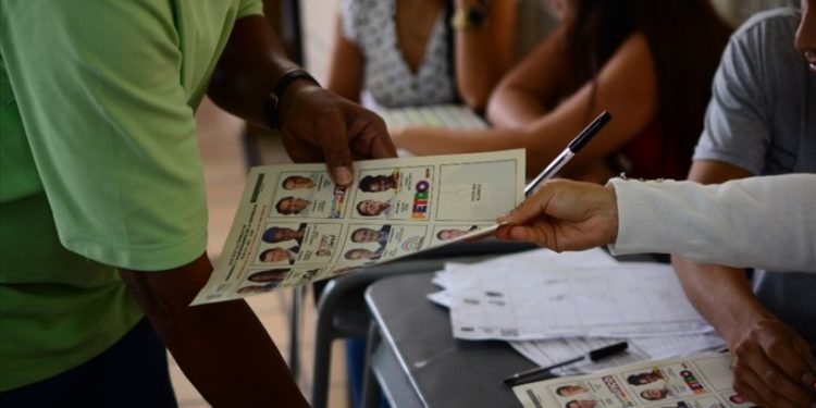 Kolombiya seçimlerinin ikinci turunda eski gerilla ile 'TikTok Kralı' yarışacak