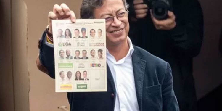 Kolombiya'da cumhurbaşkanlığı seçimi: İlk turda en fazla oyu eski gerilla Gustavo Petro aldı