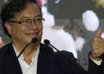 Kolombiya'da solcu Petro ilk turda öne geçti