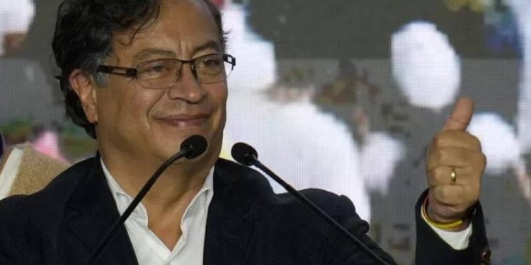 Kolombiya'da solcu Petro ilk turda öne geçti