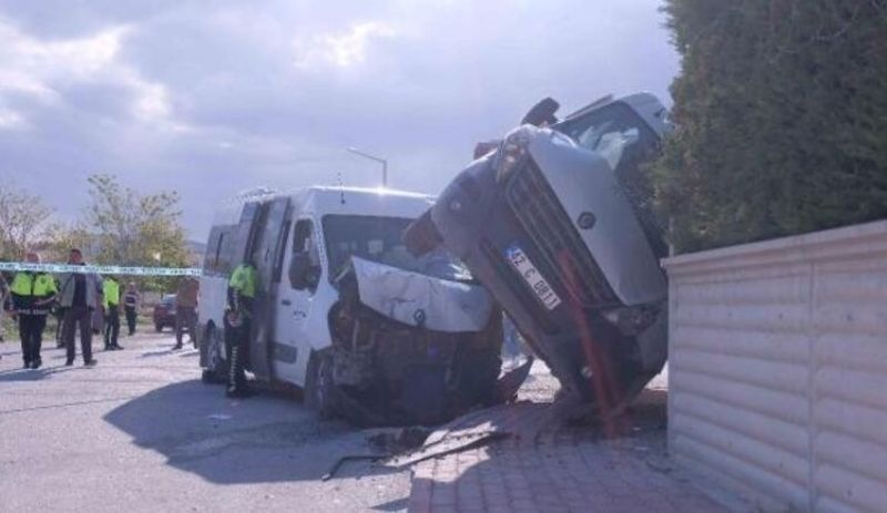 Konya'da iki okul servisi çarpıştı: 9'u öğrenci 14 yaralı