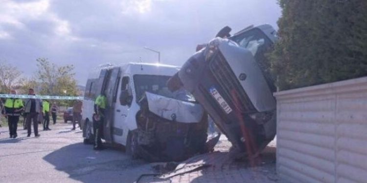 Konya'da iki okul servisi çarpıştı: 9'u öğrenci 14 yaralı