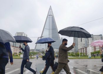 Kuzey Kore, 'ilk Koronavirüs salgınını' duyurdu; tüm ülkede kapanma kararı alındı