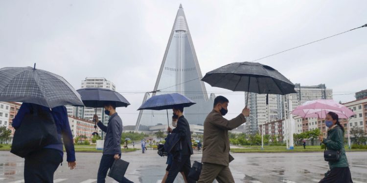 Kuzey Kore, 'ilk Koronavirüs salgınını' duyurdu; tüm ülkede kapanma kararı alındı