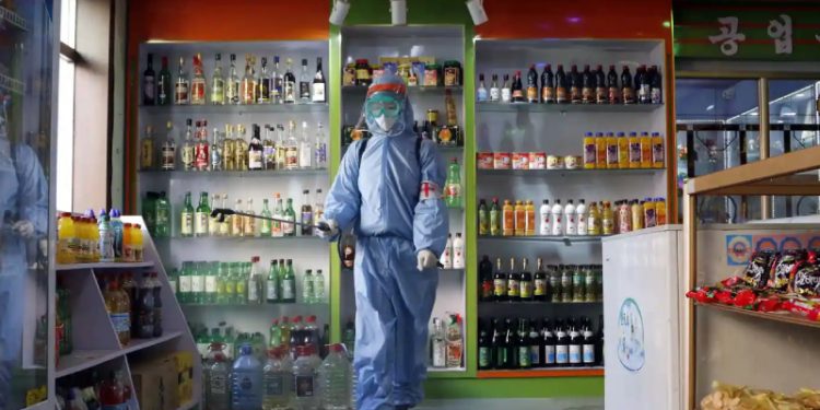 Kuzey Kore lideri Kim, ülkesinde görülen 'ilk' Koronavirüs salgınını 'büyük felaket' diye nitelendirdi