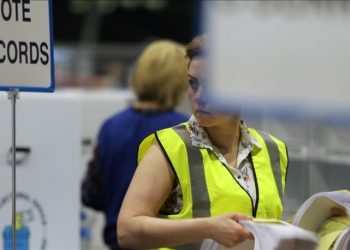 Kuzey İrlanda'da tarihi seçim: IRA'nın siyasi kanadı Sinn Fein ilk kez sandıktan zaferle çıktı