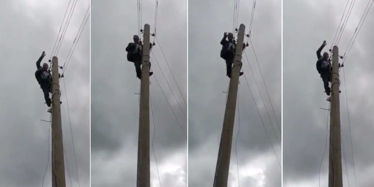 Köy muhtarı elektrik kesintisini protesto için direğe çıktı