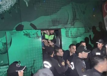 Küme düşen Bursaspor'un kaptanı Burak Altıparmak'a yumruklu saldırı