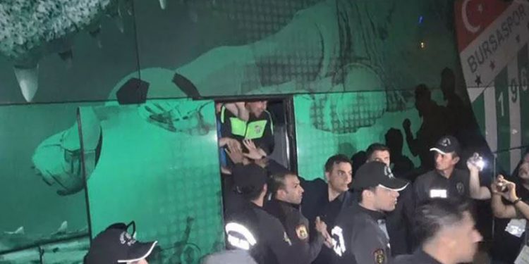 Küme düşen Bursaspor'un kaptanı Burak Altıparmak'a yumruklu saldırı