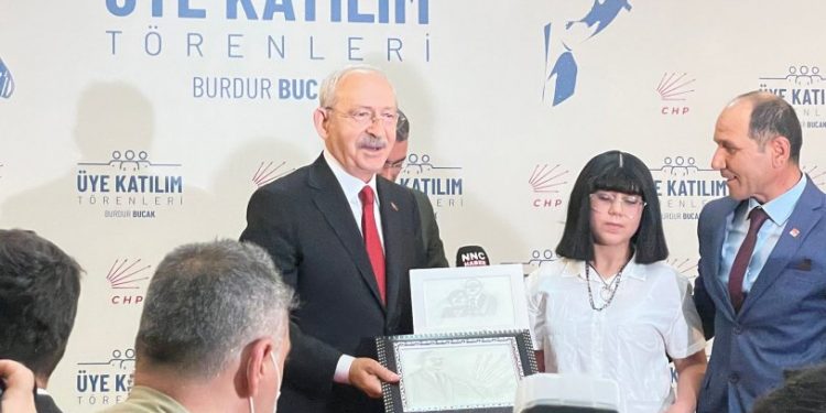 Kılıçdaroğlu Burdur Bucak'ta CHP'ye katılan 501 kişiye seslendi: 'Çay içmek, çaya şeker atmak bile lüks'