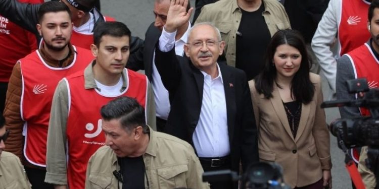 Kılıçdaroğlu 'Büyük Gençlik Yürüyüşü'nde: SADAT'ları ezerek yolumuza devam edeceğiz