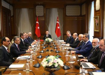 Kılıçdaroğlu, Erdoğan’ı fotoğrafla yalanladı: Tanıştırayım, 6. kişi SADAT’ın kurucusu!