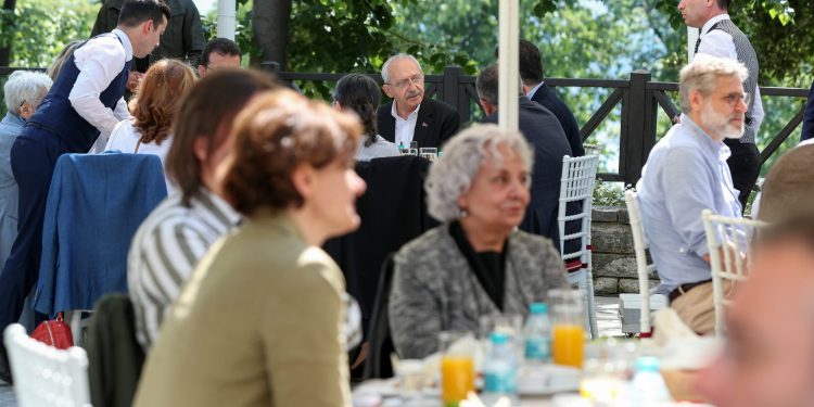 Kılıçdaroğlu, Gezi tutuklularının aileleriyle bir araya geldi