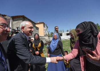 Kılıçdaroğlu, Van’da elektrikleri kesik aileyi ziyaret etti
