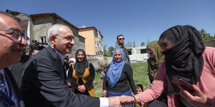 Kılıçdaroğlu, Van’da elektrikleri kesik aileyi ziyaret etti