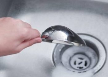 Lavabo açıcı yaladığı için yemek borusu yanan küçük kız, Türkiye'de sağlığına kavuştu